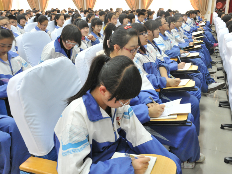 新聞名稱：全體(tǐ)初三學生在聽(tīng)報告
添加日期：2011-04-07 14:55:42
浏覽次數(shù)：5052