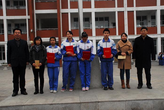 新聞名稱：校領導給在自治區童謠征集比賽中獲獎的同學頒獎
添加日期：2013-11-11 15:45:54
浏覽次數(shù)：4002