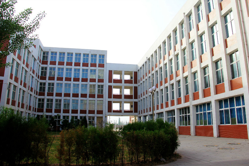 新聞名稱：最美校園--甯夏中衛中學（喬梅攝影(yǐng)）
添加日期：2015-05-13 17:44:14
浏覽次數(shù)：4188