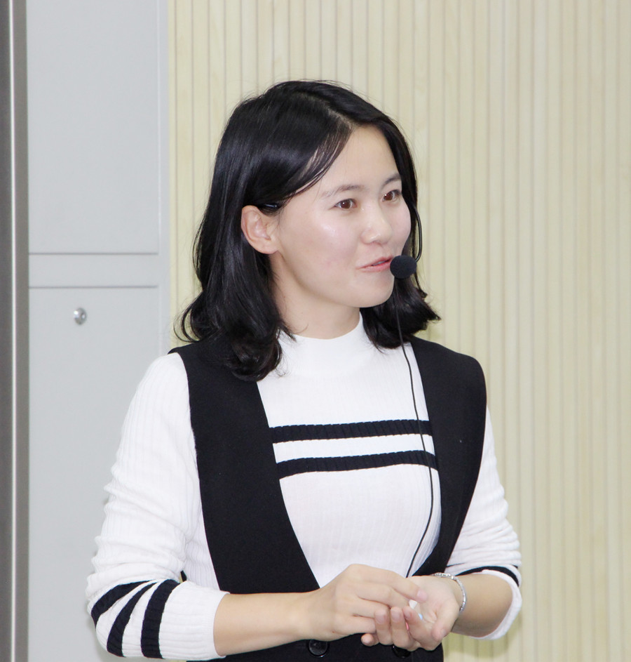 新聞名稱：名師(shī)曾麗(lì)丹來(lái)校交流
添加日期：2016-11-22 11:36:10
浏覽次數(shù)：9181