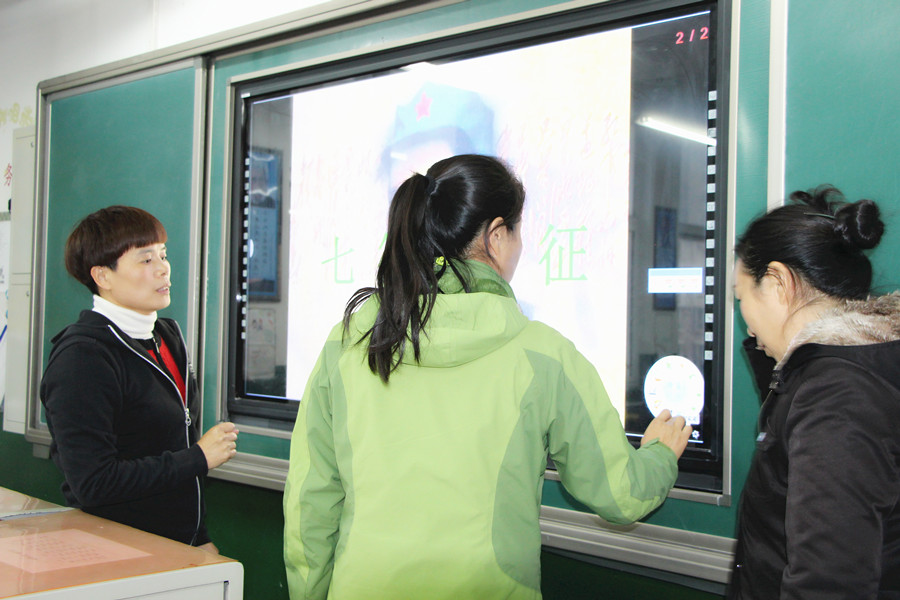 新聞名稱：老師(shī)電(diàn)子白闆使用交流學習
添加日期：2016-11-03 15:44:42
浏覽次數(shù)：5893