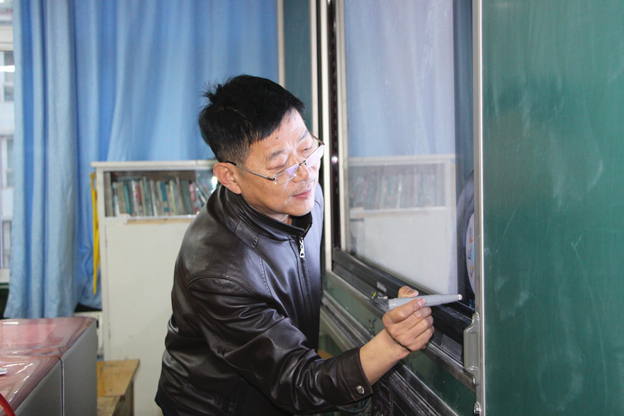 新聞名稱：老師(shī)電(diàn)子白闆使用交流學習
添加日期：2016-11-03 15:45:24
浏覽次數(shù)：6431