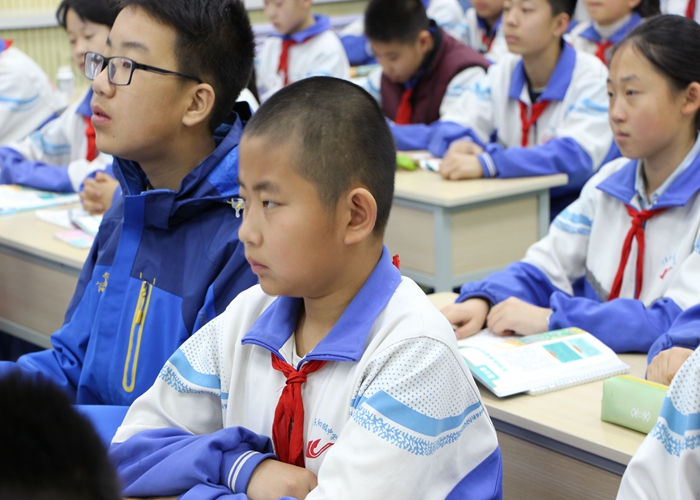 新聞名稱：聚精會(huì)神目不轉睛
添加日期：2016-03-18 14:45:38
浏覽次數(shù)：4375