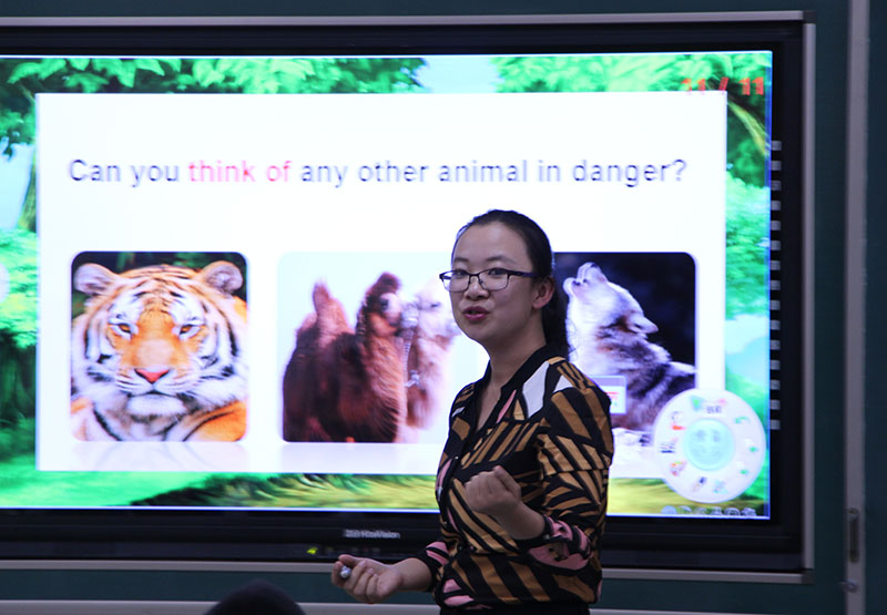 新聞名稱：塞上(shàng)名師(shī)周瑞雪來(lái)校上(shàng)展示課
添加日期：2016-05-17 20:30:32
浏覽次數(shù)：4366