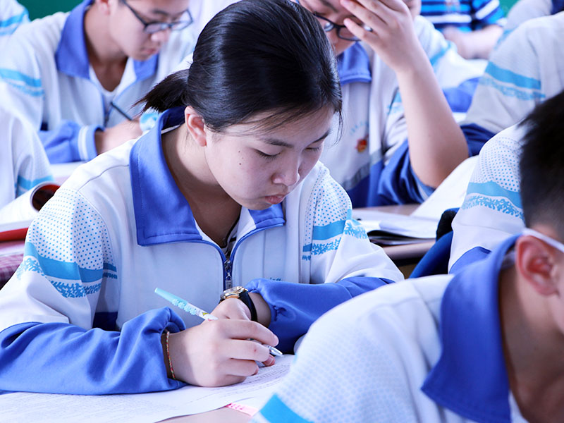 新聞名稱：備戰中考的初三同學
添加日期：2016-06-07 15:10:53
浏覽次數(shù)：4337