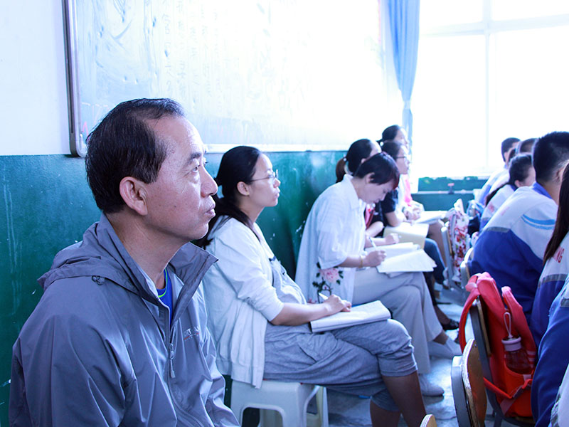 新聞名稱：張忠國副校長深入初三課堂
添加日期：2016-06-07 15:05:45
浏覽次數(shù)：4574