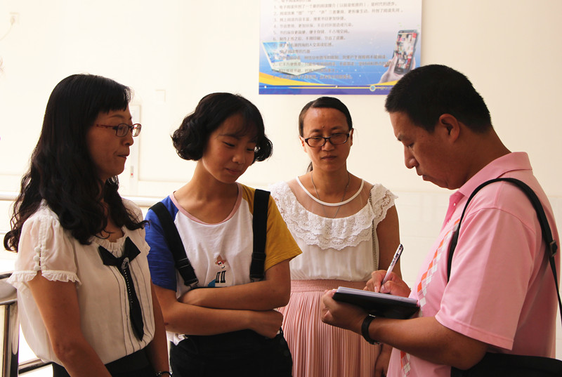 新聞名稱：新消息報記者來(lái)校采訪報道(dào)中考優異成績
添加日期：2016-07-25 20:21:09
浏覽次數(shù)：4566