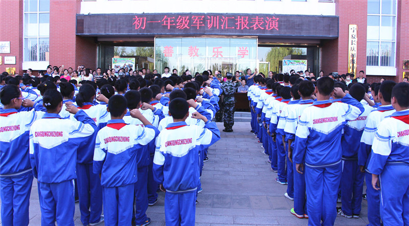 新聞名稱：初一新生入學教育宣誓場(chǎng)面震撼
添加日期：2016-09-06 21:41:30
浏覽次數(shù)：4908